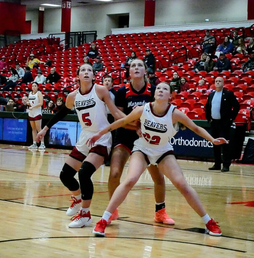 Late rally downs Beavers 5459 in rivalry battle against UMary News